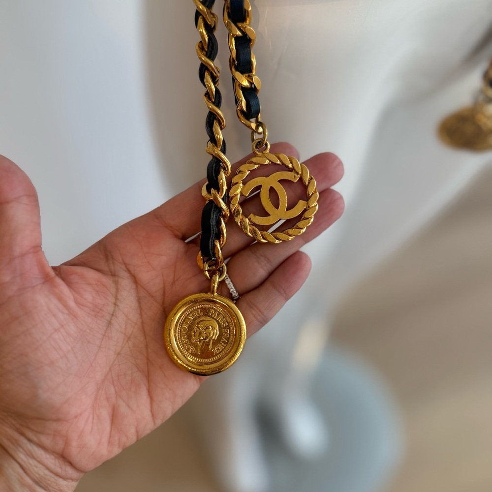 1993 Chanel Leather Belt with Charm Black Golden - Picture 4 of 10